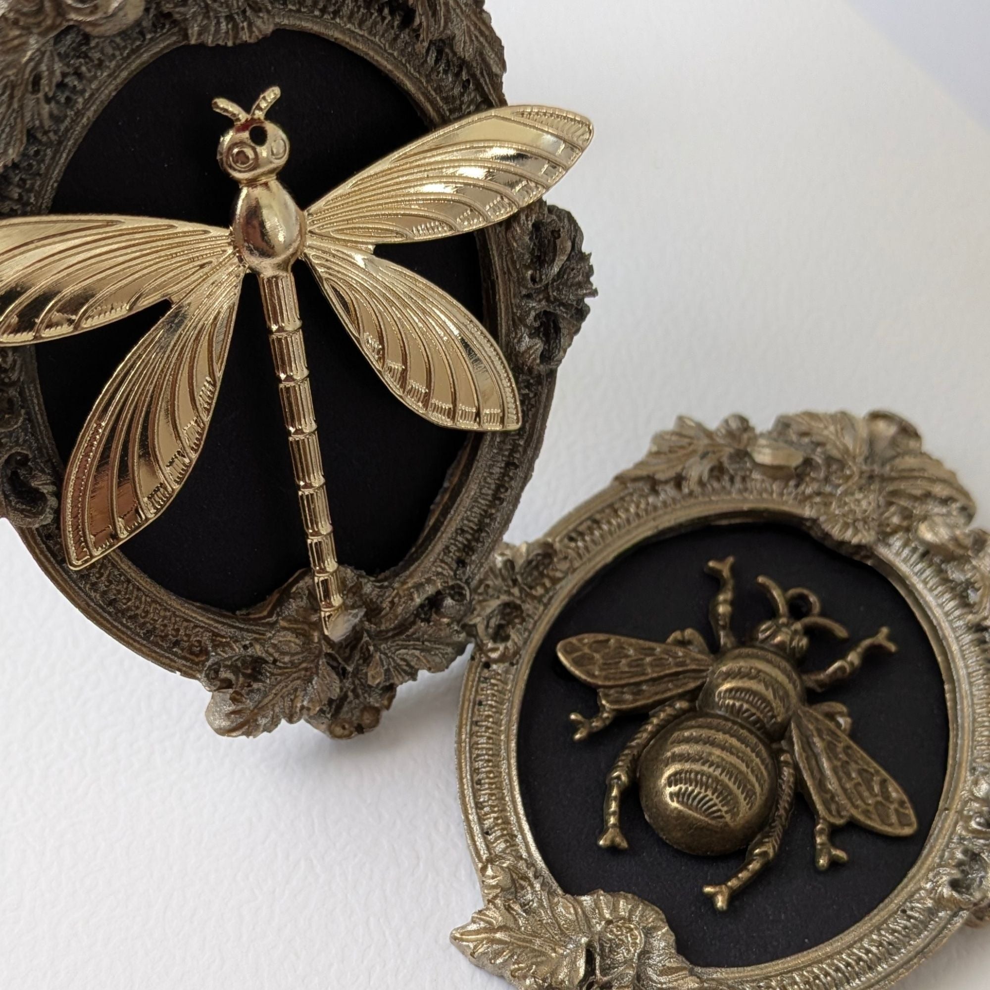 Duo Cadres Libellule et Abeille Dorées en Relief - Déco Cabinet de Curiosités Gothique Vintage - Set Cadres Muraux Résine Légère Dark Academia 8.5cm