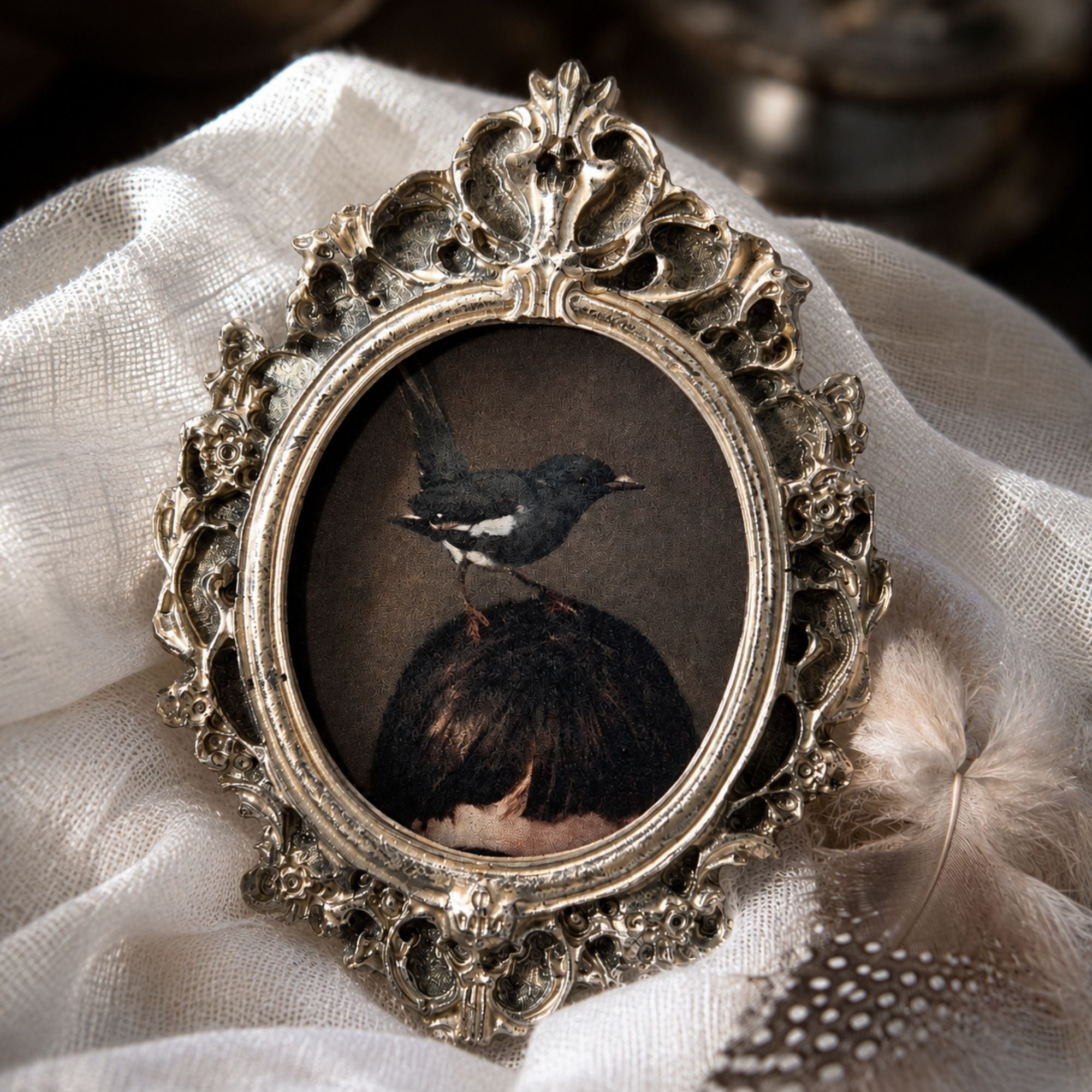Cadre Oiseau Noir et Blanc Style Ancien - Déco Gothique Cabinet de Curiosités Baroque - Illustration Surréaliste Pie Résine Légère Dark Academia