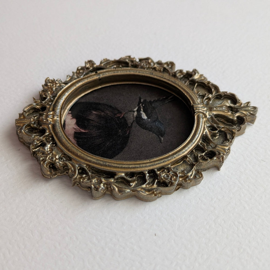 Cadre Oiseau Noir et Blanc Style Ancien - Déco Gothique Cabinet de Curiosités Baroque - Illustration Surréaliste Pie Résine Légère Dark Academia
