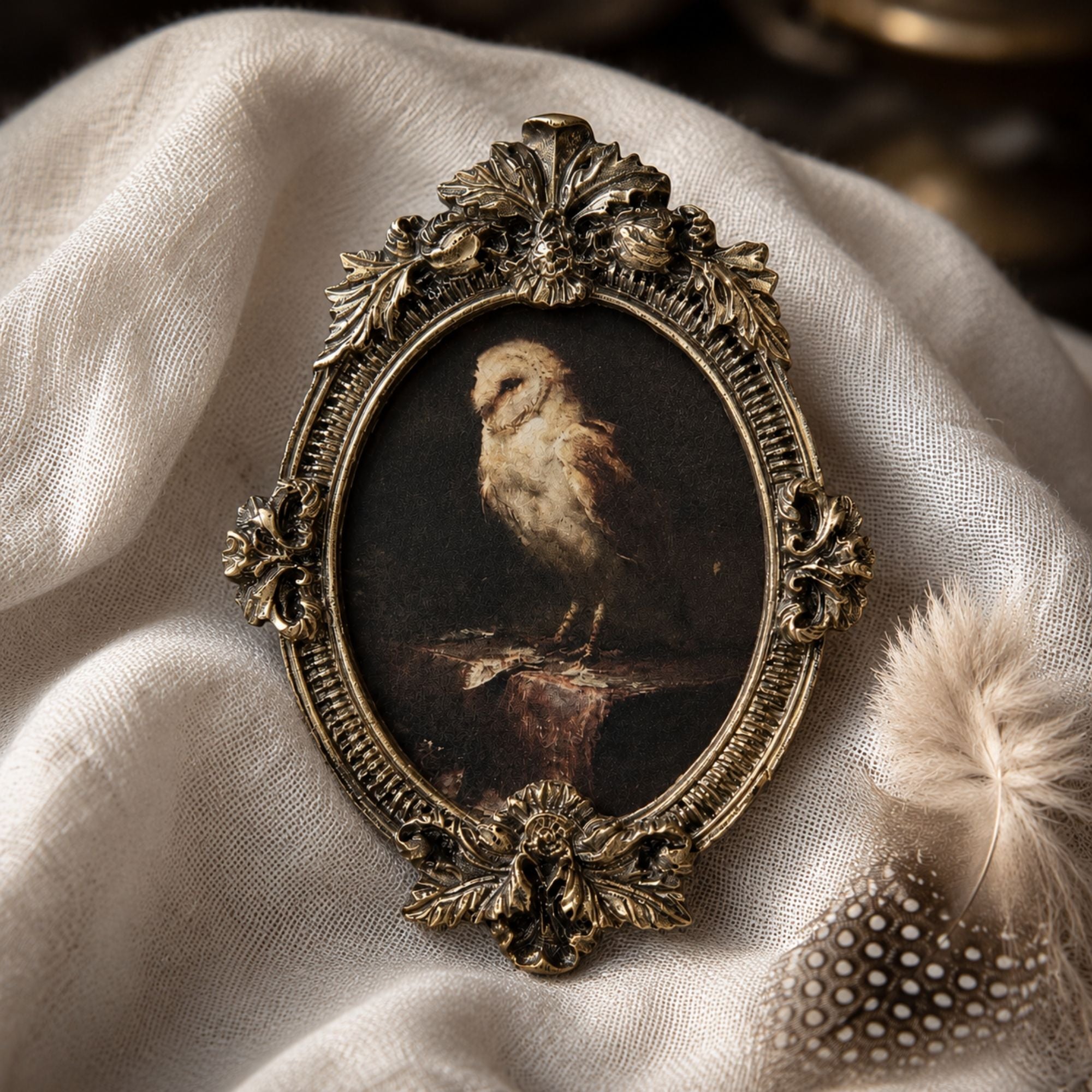 Décoration Murale Rapace Nocturne | Cadre Doré Baroque Gothique pour Cabinet de Curiosités Style Antique Vintage Dark Academia Sorcellerie