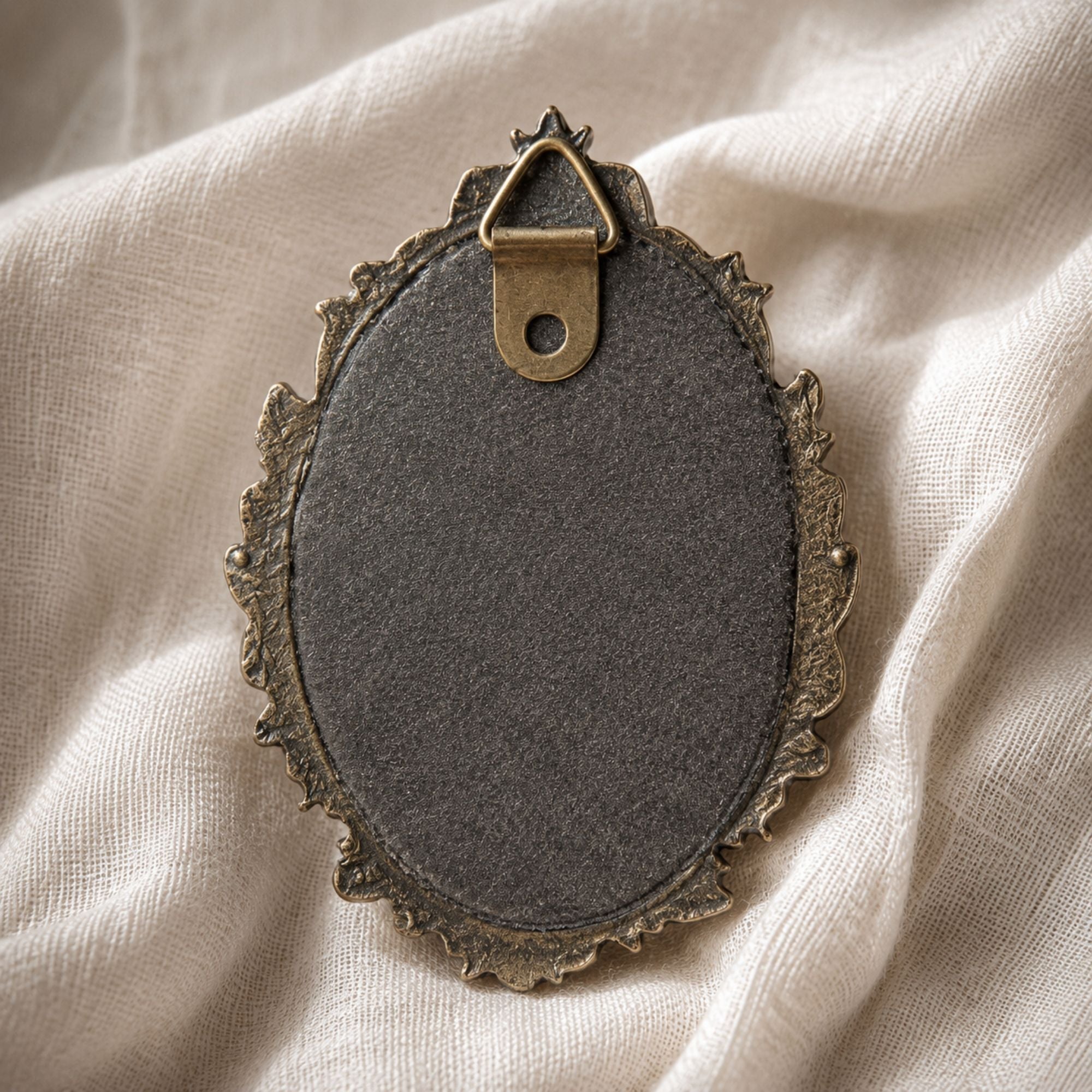 Cadre Oiseau Noir et Blanc Style Ancien - Déco Gothique Cabinet de Curiosités Baroque - Illustration Surréaliste Pie Résine Légère Dark Academia
