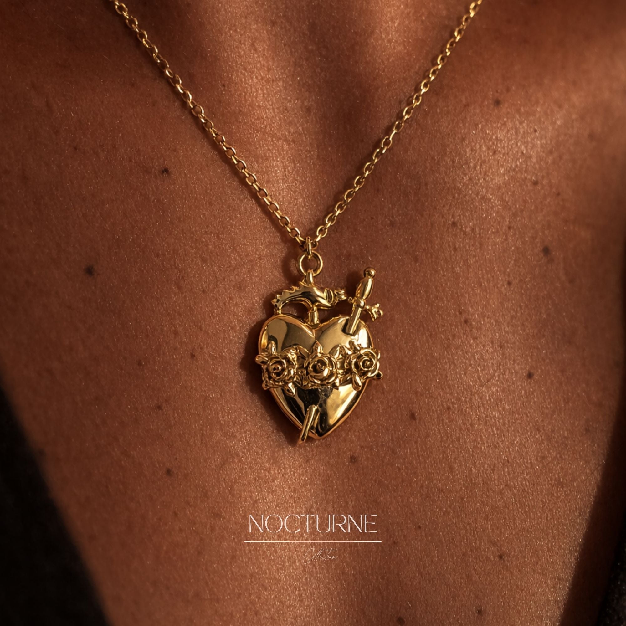 Collier Sacré Cœur Épée | Acier Inoxydable Doré | Pendentif Ex-Voto Gothique | Bijoux Sorcellerie Mystique Protection Grunge