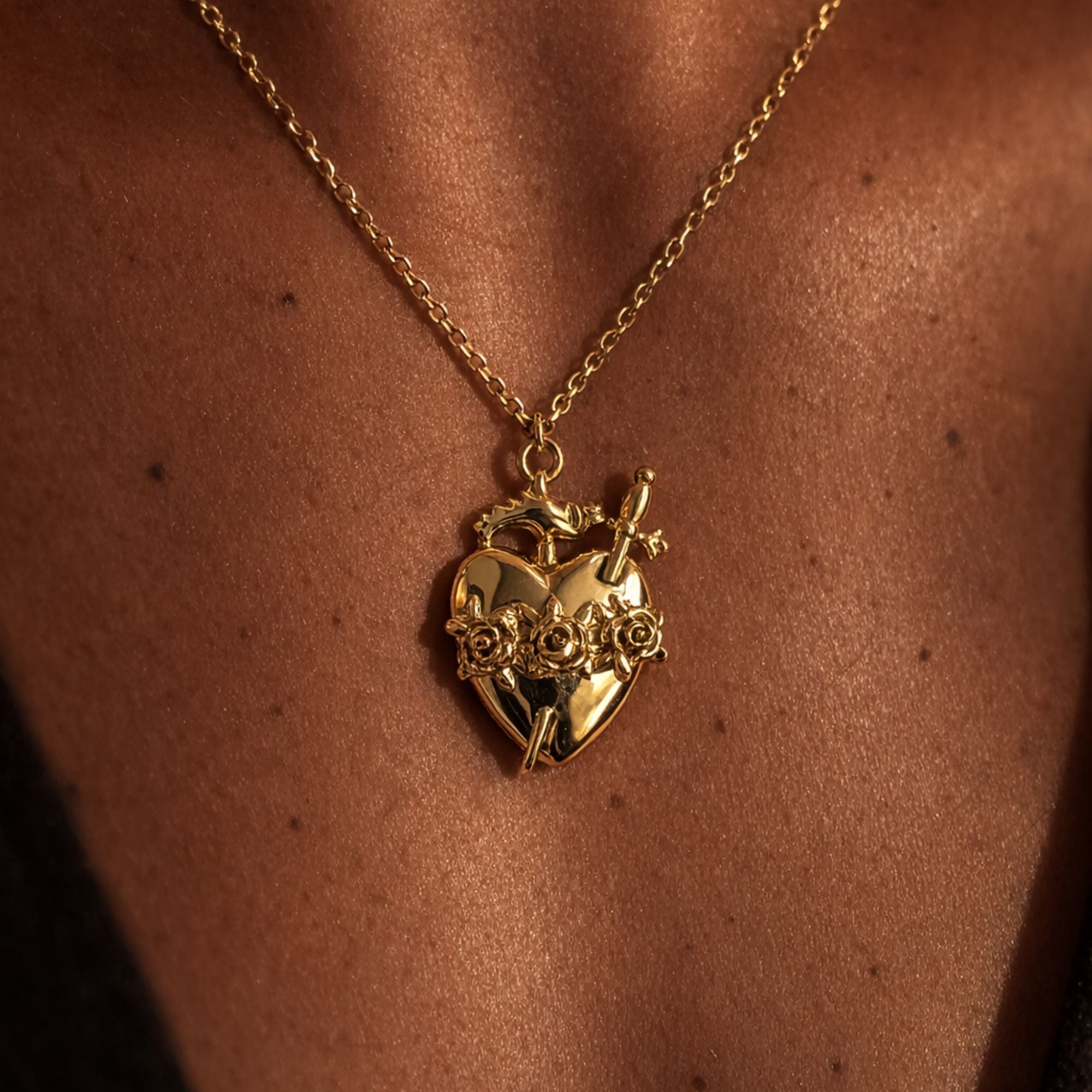 Collier Sacré Cœur Épée | Acier Inoxydable Doré | Pendentif Ex-Voto Gothique | Bijoux Sorcellerie Mystique Protection Grunge
