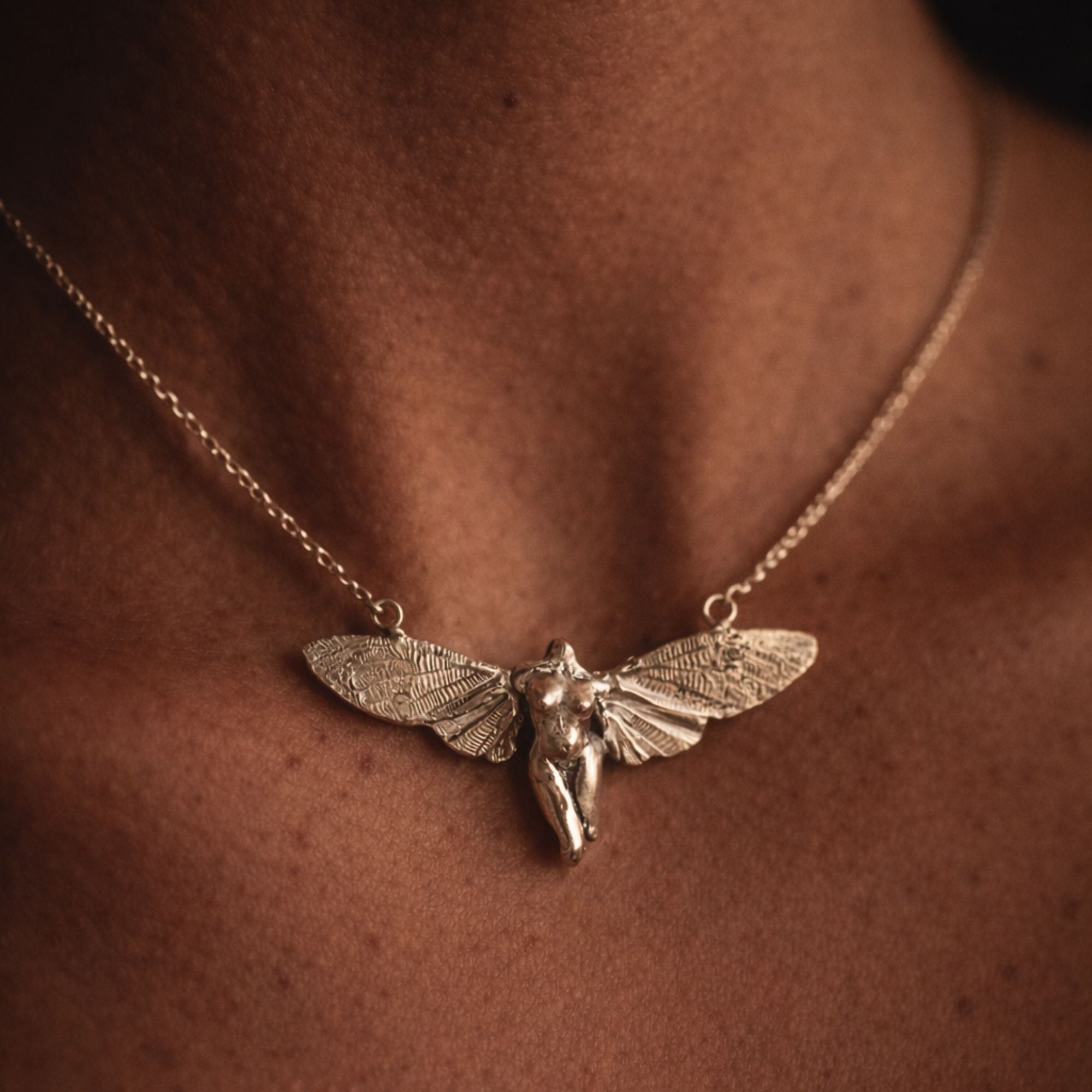 Collier Papillon de Nuit Femme Nu Or et Argent - Pendentif Corps Ailé Gothique Romantique - Bijou Fée Sombre Sorcière Acier Inoxydable